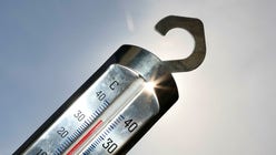 Temperaturer över 28 grader är skadliga och sänker arbetsförmågan, påpekar insändarskribenterna.