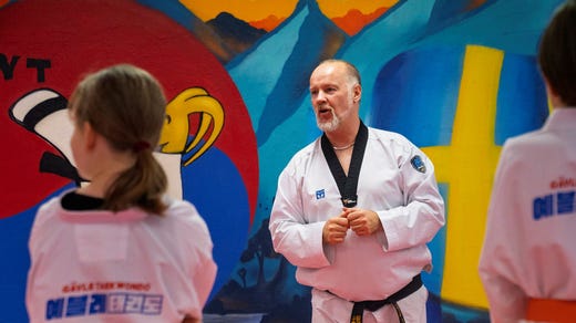 Emil Jonsson Hillbom, 49, började taekwondo i samband med att hans 16-åriga dotter provade på sporten för drygt tio år sedan. ”Jag satt på bänken några gånger och tittade på. Men jag tyckte inte det var kul – jag skulle hellre stå där ute på mattan!