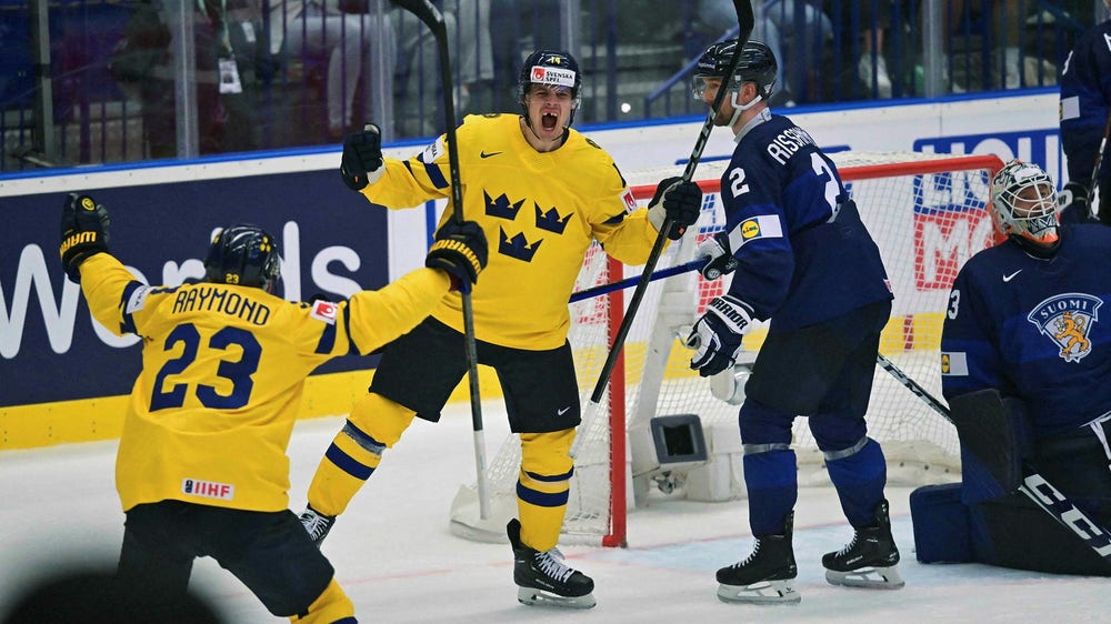 Tre Kronor till VM-semifinal efter rysare mot Finland