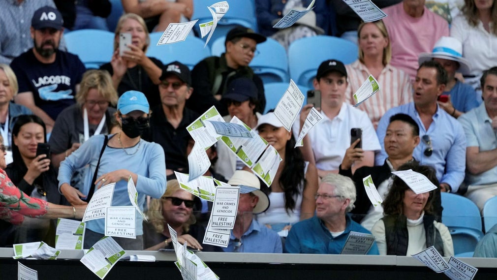 Papper kastades ner på planen i Australian Open.
