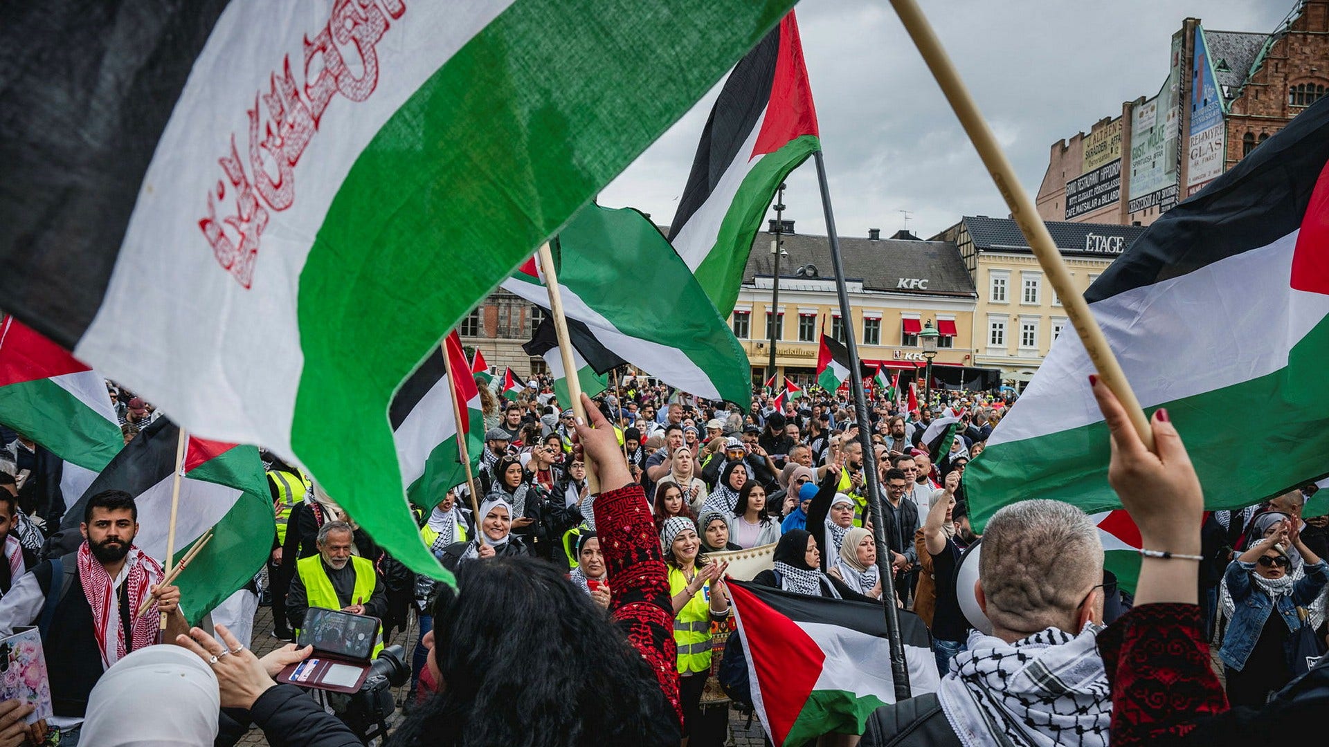I torsdags hölls stora demonstrationer i Malmö, i samband med att Israel gjorde entré i årets Eurovision song contest. Inför kvällens final väntas nya protester på flera platser i staden.