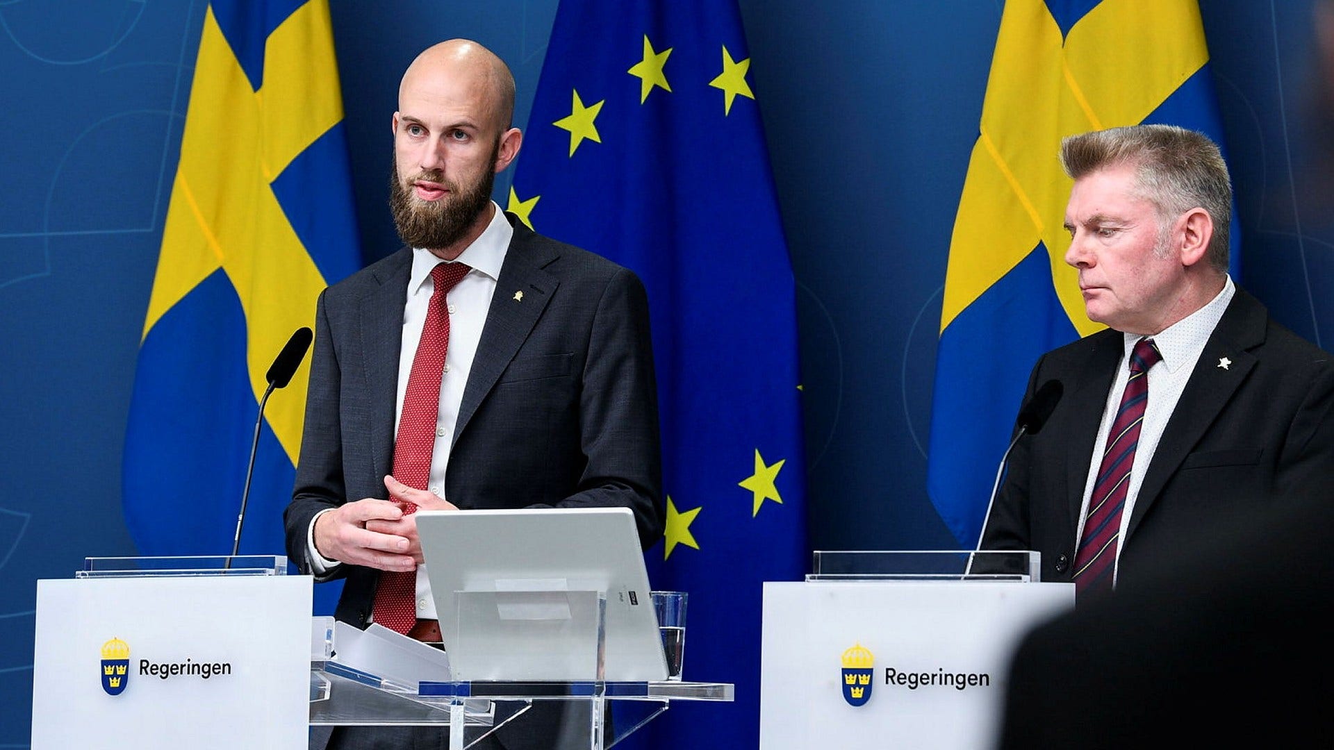 Ministern för civilt försvar Carl-Oskar Bohlin (till vänster) bör ge Magnus Hjort, generaldirektör på Myndigheten för psykologiskt försvar, ett utvidgat uppdrag att även arbeta mot trollfabriker i Sverige, anser insändarskribenten.