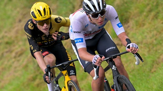 Jonas Vingegaard (till vänster) använder sin radio för att prata med sin sportdirektör under fjolårets Tour de France. Något Anders Adamson anser bör förbjudas.