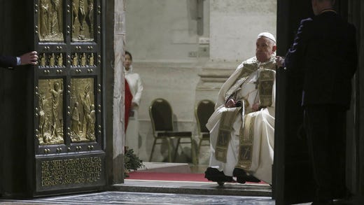 Påve Franciskus rullar genom den heliga dörren i Peterskyrkan på julafton.