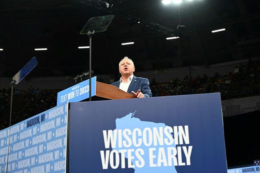 Il candidato democratico alla vicepresidenza Tim Walz ha affrontato i commenti di Trump su Hitler in un discorso martedì sera.