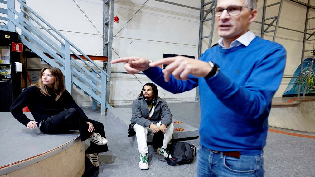 Johan Oljeqvist förklarar att man måste vara uppmärksam på hur man röra sig när man går igenom en skateboardhall.