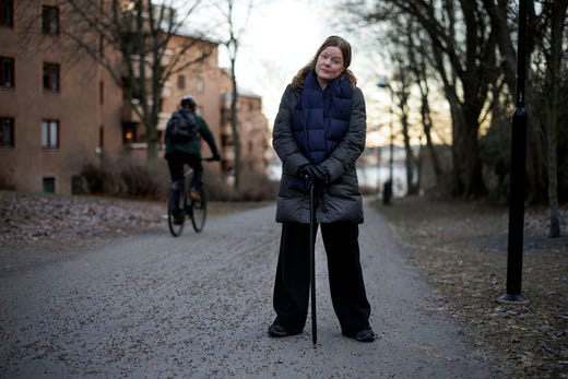 Efter olyckan har hon insett hur svårt det måste ha varit för hennes man att se henne i sjukhussängen med respirator, metallstag i båda benen och olika pumpar som höll igång cirkulationen. 