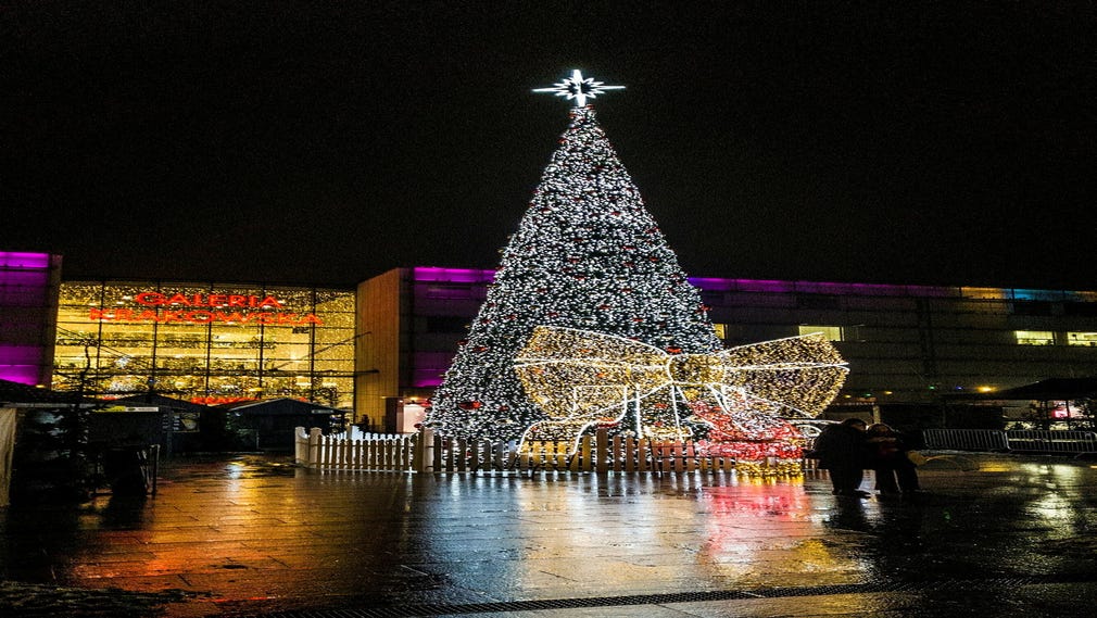 Vid en av shoppingcentret Galeria Krakowskas entréer finns en tjusig julgran, salustånd och en skridskobana.