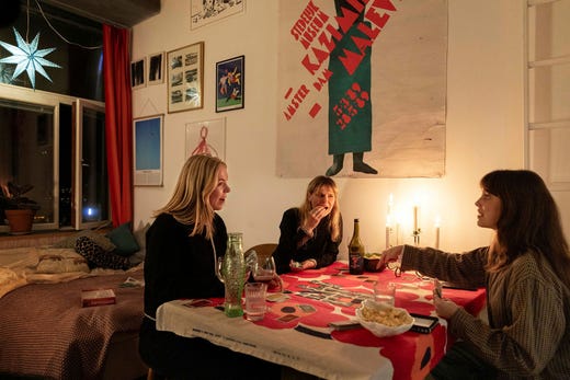 Paula Blanck, Klara Järgenstedt och Niki Blomberg njuter av klyftpotatis, korv, snacks och brädspel.