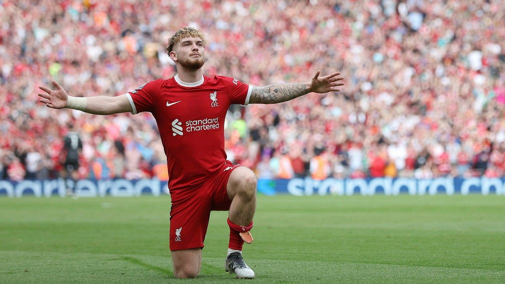 Liverpools Harvey Elliott firar sitt 4–0-mål.