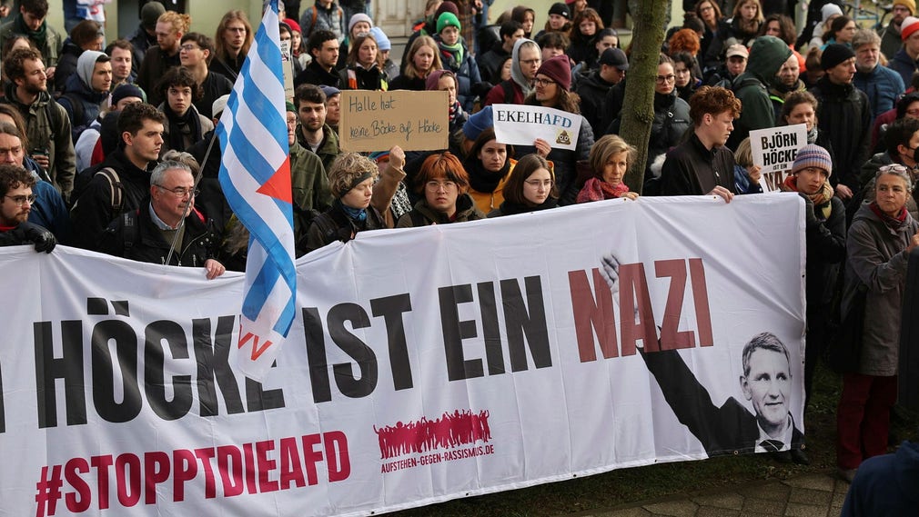 I samband med rättegången samlades demonstranter utanför domstolen i Halle. ”Höcke är en nazist” och ”Stoppa AFD”, stod skrivet på en banderoll.