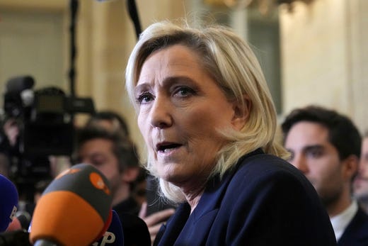 Marine Le Pen, partiledare för nationalförsamlingen, vill fälla den franska regeringen som leds av Michel Barnier.