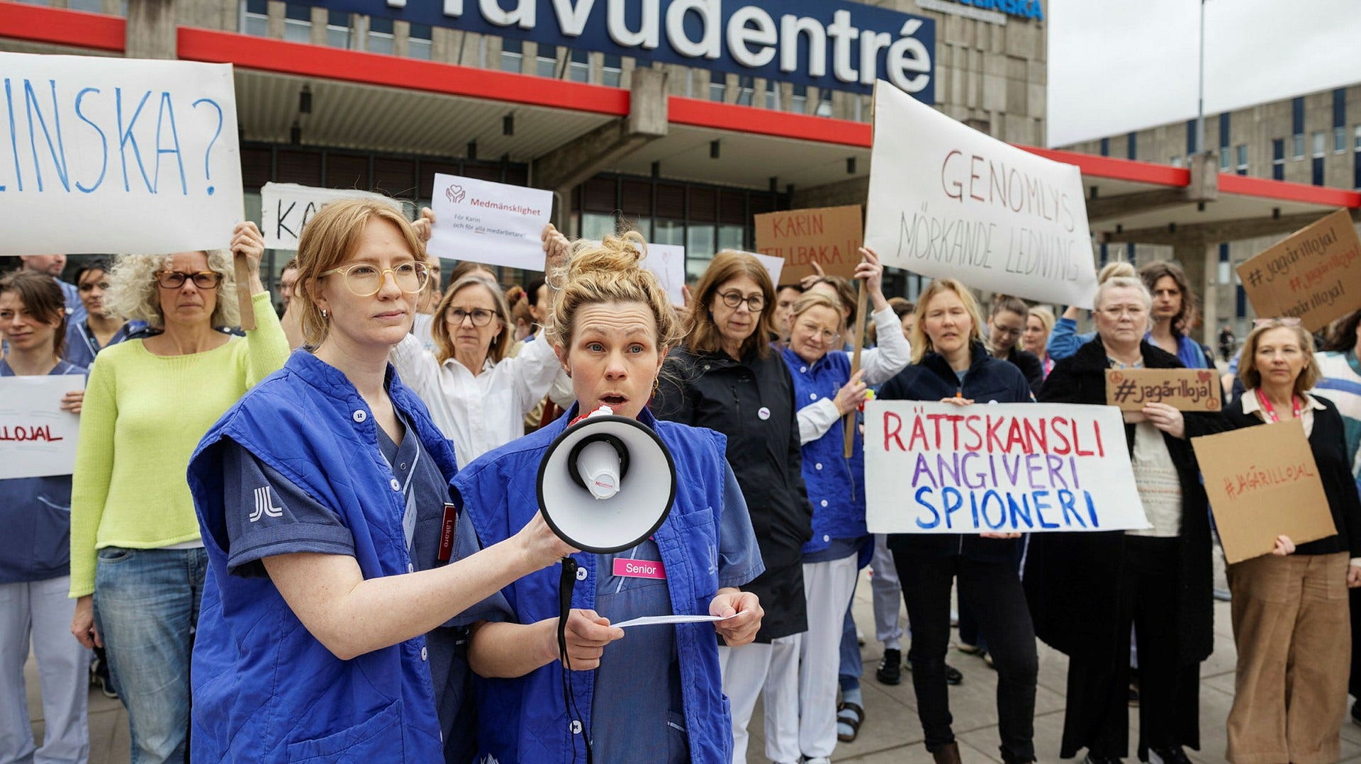 Karin Petterssons medarbetare protesterar utanför Karolinska Huddinges huvudentré.
