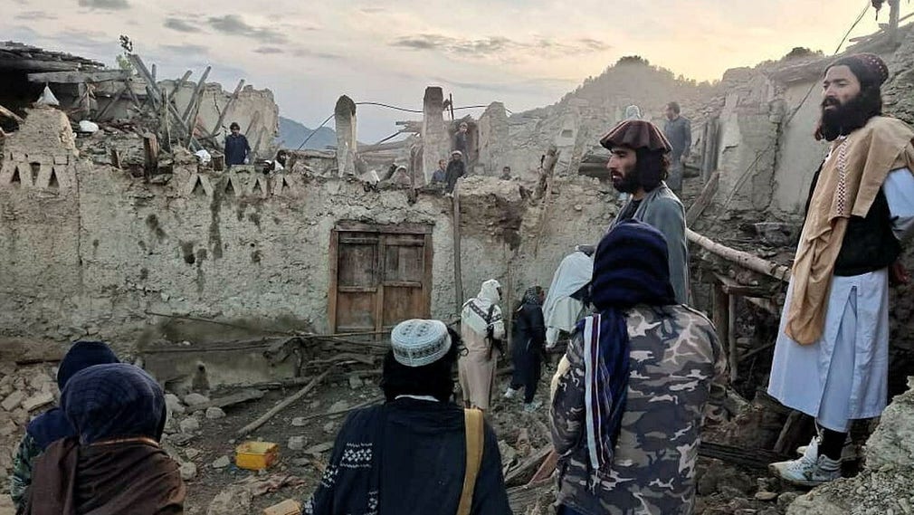Afghaner i Paktika i östra delen av landet tittar på förödelsen efter onsdagens jordbävning. Det talibanstyrda landet är illa rustat för en naturkatastrof. Bilden distribueras av Bakhtar State News Agency, som är den officiella statliga nyhetsbyrån i det talibanstyrda Afghanistan.