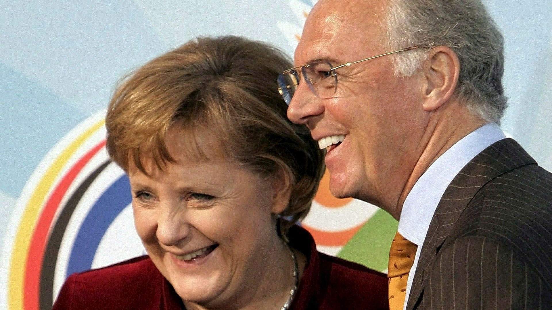 Tysklands före detta förbundskansler Angela Merkel poserar tillsammans med Franz Beckenbauer i Berlin, 2006.