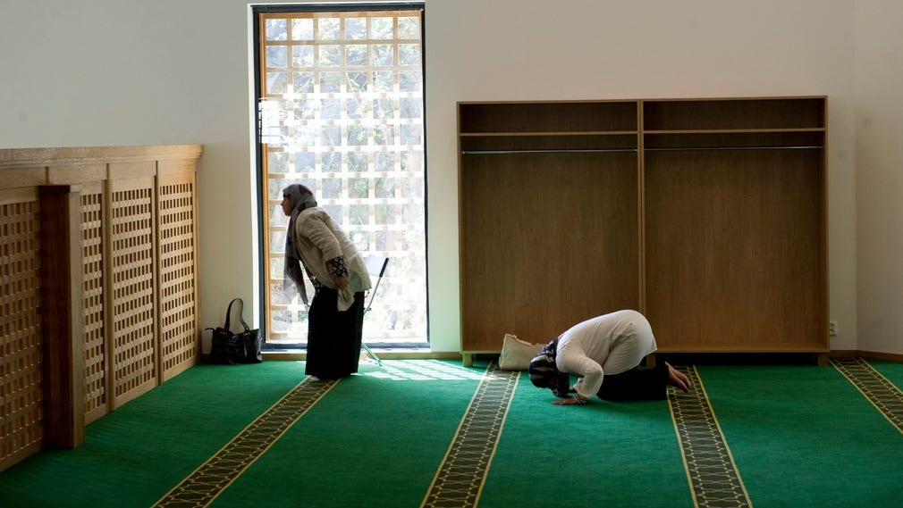 Ett par kvinnor ber i moskén nedanför Ramberget i Göteborg.