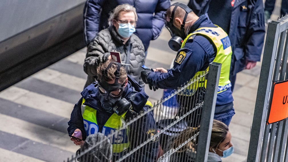 Poliser i skyddsmask kontrollerade i tisdags kväll resenärer som ankommit från Danmark med Öresundståg på perrongen på Station Hyllie i Malmö.