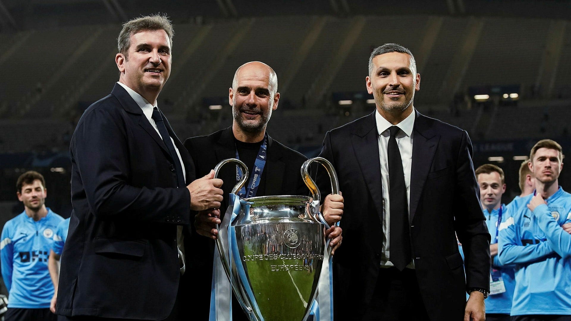 Ferran Soriano (a sinistra) è una delle menti dietro il City Football Group. La foto mostra anche l'allenatore del Manchester City Pep Guardiola e il presidente del club Khaldoon Al Mubarak.