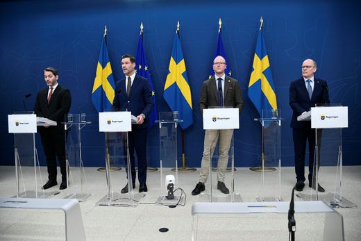 Patrik Karlson (L), Johan Forssell (M), Ludvig Aspling (SD) och Ingemar Kihlström (KD) under presskonferensen.