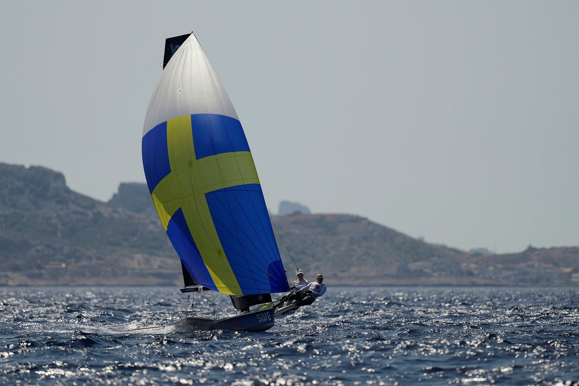 Svenskorna seglar 49er FX och tog på torsdagens Sveriges 38:e OS-medalj i segling – men det första i den klassen.