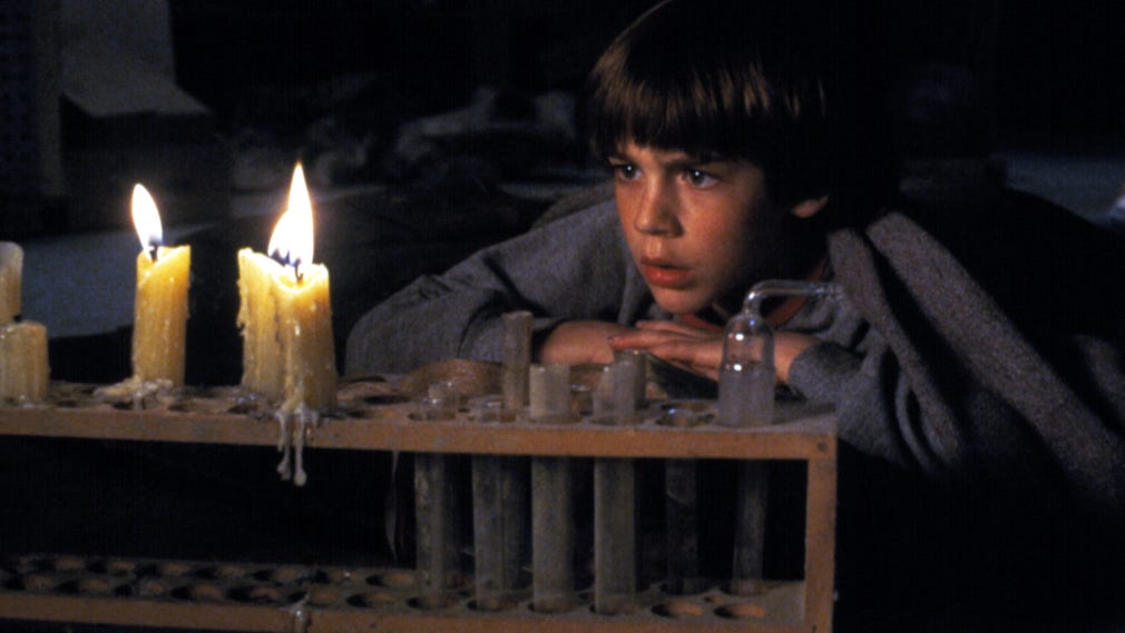 Barret Oliver som den läsande lille pojken Bastian som låter sig uppslukas av boken ”Den oändliga historien”. Filmatiseringen från 1984.