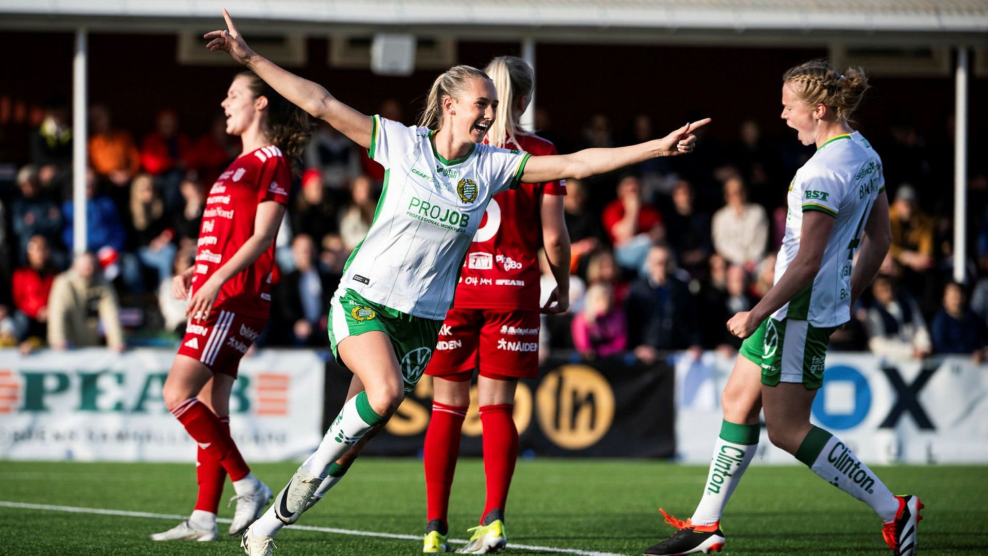 Hammarbys Ellen Wangerheim och Julie Blakstad jublar efter 0–1-målet.