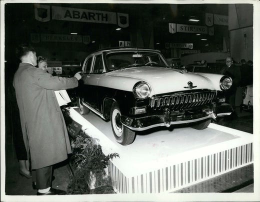 Un modello Volga del 1959 viene esposto a un salone automobilistico.  Il fiume Volga veniva utilizzato, tra le altre cose, per trasportare burocrati e funzionari dell'Unione Sovietica.