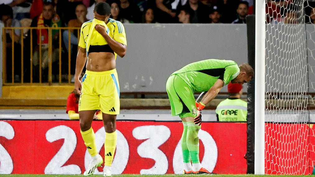 Isak Hien och Robin Olsen deppar under förlusten mot Portugal.