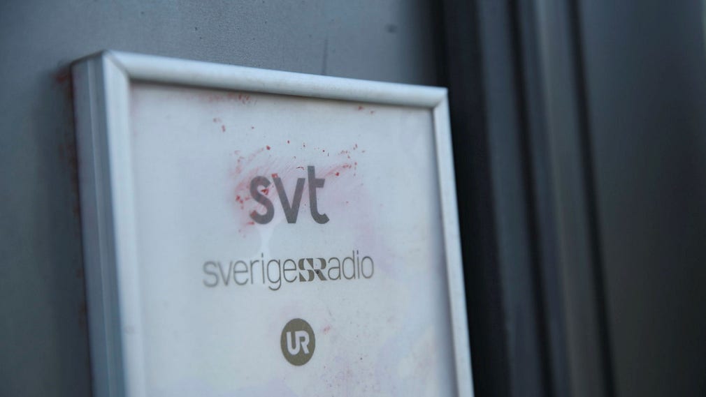 Stänk av rödfärg är kvar på SVT:s entré