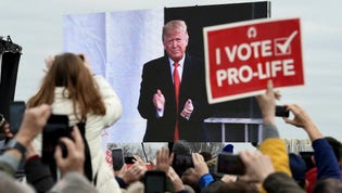Abortmotståndare lyssnar på Donald Trumps tal under den ”March for life”-manifestationen i Washington den 24 januari i år.