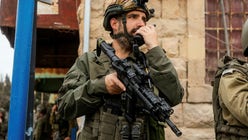 Bilden från den israeliska försvarsmaktens hemsida visar en soldat som använder ett rödpunktssikte från Aimpoint.