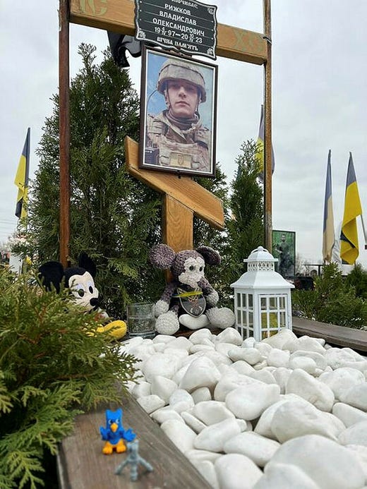 En liten blå plastuggla på Vladislav Ryzhkovs grav symboliserar att han arbetade inom militär underrättelsetjänst. 