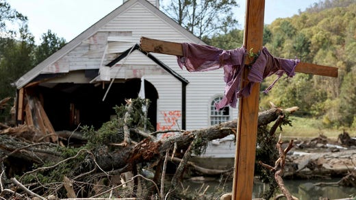 Una croce temporanea è stata eretta all'esterno della chiesa distrutta dall'uragano Helen a Swannanoa, nella Carolina del Nord, negli Stati Uniti.