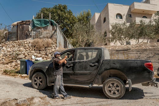 Salah Abu Ali, også kjent som Abu Issa, diskuterer med sine arbeidsgivere fra de palestinske myndighetene.