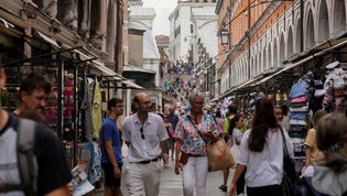 Miljontals turister intar varje år Venedigs gränder. Nu införs en avgift för de som bara besöker staden över dagen.