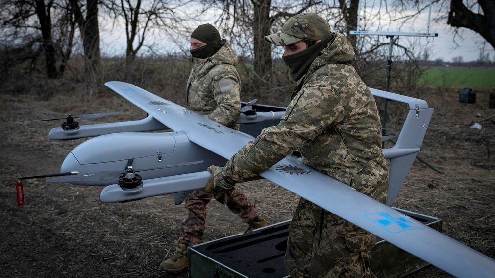 Ukrainska soldater förbereder två drönare. Arkivbild.