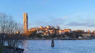 Moderna Karlatornet och idylliska Slottsberget är en kombination som upprör.