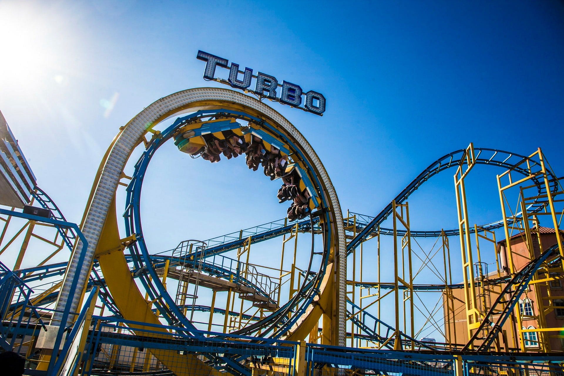 Längst ut på Brighton Palace Pier finns ett nöjesfält där bergochdalbanan Turbo Coaster är häftigast.