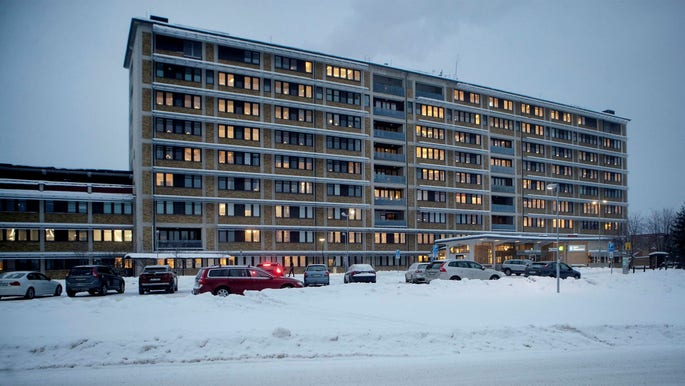 Sollefteå sjukhus i vinterskrud. Region Västernorrland måste ta ett ansvar som även omfattar beredskapen efter Sveriges Natointräde, menar insändarskribenten.