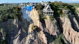 Skyfall ledde till skred i Dana Point, Kalifornien, som gör att husen riskerar att rasa.