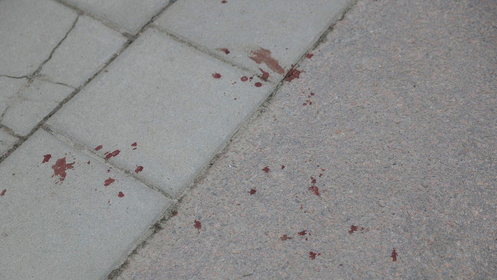 Blodspår på gatan där attacken ska ha skett.