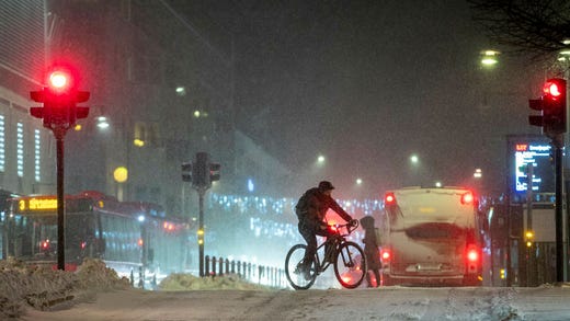 Längs Norrlandskusten är många kunder fortfarande utan ström efter snöstormen på torsdagskvällen och fredagsmorgonen.