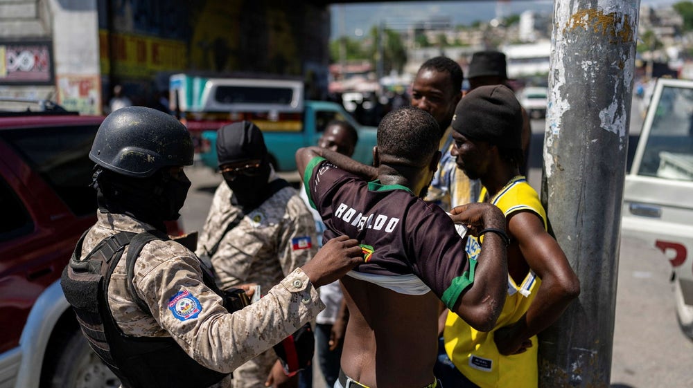 Poliser från Kenya på väg till våldsdrabbade Haiti