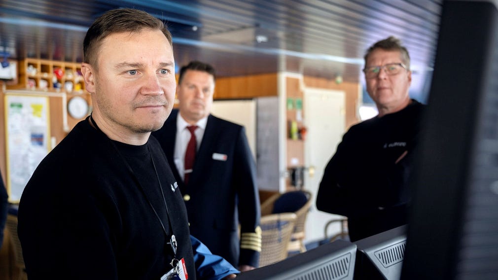 Elotecs servicechef Jonas Liljeblad följer övervakningssystemet från bryggan.