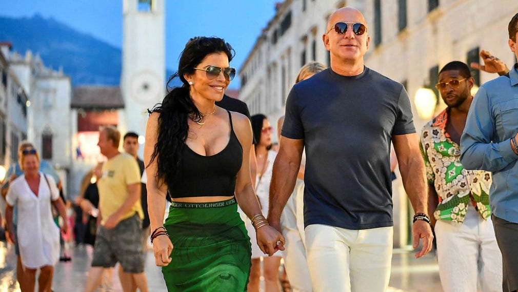 Förra året anlände världens just nu rikaste man, Jeff Bezos, och hans flickvän Lauren Sanchez till Dubrovnik i Kroatien. Paret tog sig dit med Kora, en så kallad megayacht som Bezos tidigare köpt för 500 miljoner dollar, motsvarande fem miljarder svenska kronor.