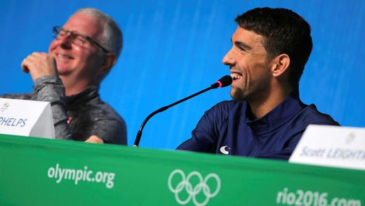 Bob Bowman e Michael Phelps insieme durante le Olimpiadi di Rio, l'ultima competizione di Phelps.