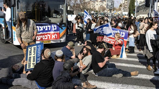 Israeliska demonstranter blockerar en väg i Jerusalem i en protest mot avtalet med Hamas.