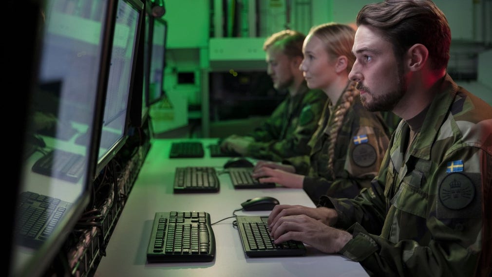 I år har Sveriges första värnpliktiga cybersoldater muckat.