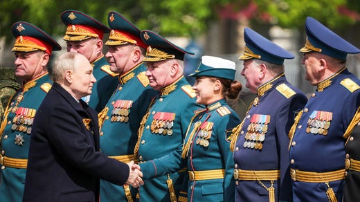 Vladimir Putin sulla Piazza Rossa di Mosca prima della parata militare annuale.