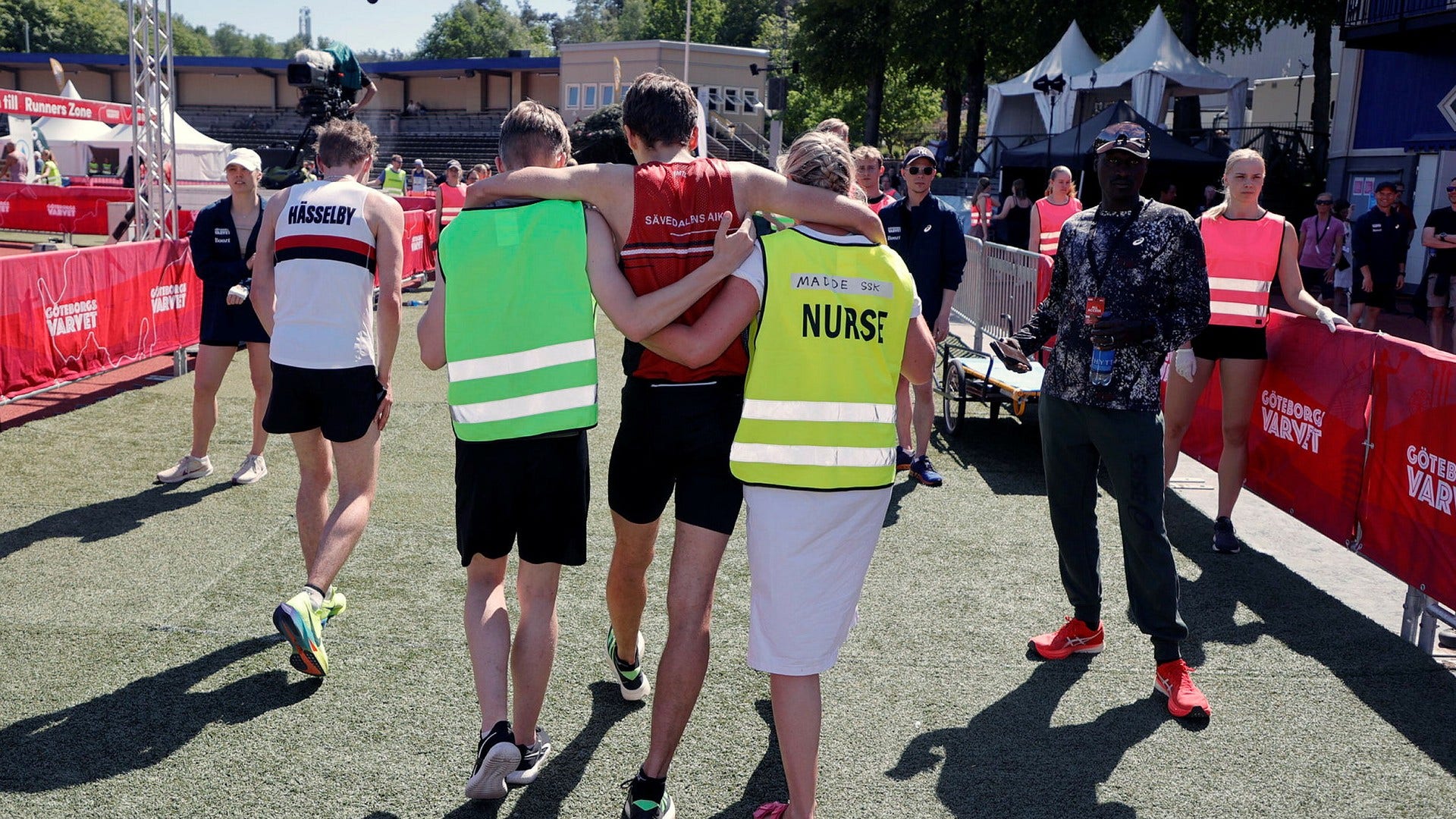 Flera löpare fick hjälpas av banan i högsommarvärmen under lördagens halvmaraton Göteborgsvarvet.
